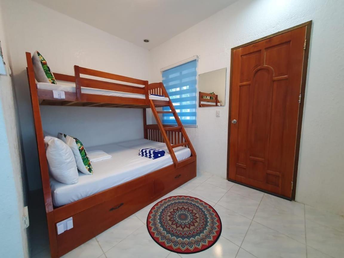 Jah'S Anemone Dive Guesthouse 몰볼 외부 사진