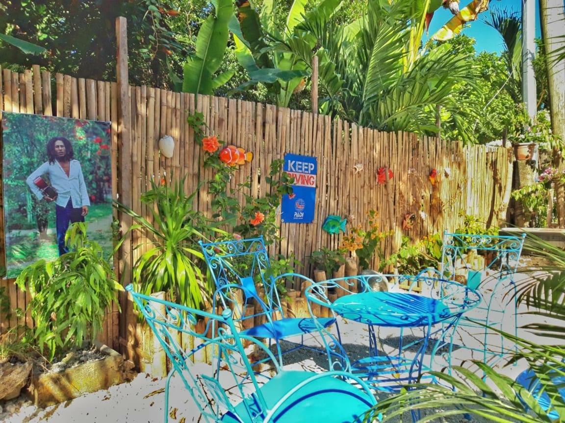 Jah'S Anemone Dive Guesthouse 몰볼 외부 사진